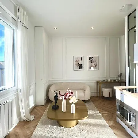 L Incomparable - International Palace *